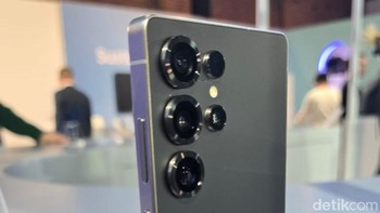 Tinggi Samsung S25 Ultra juga naik dari sebelumnya 162,3 mm menjadi 162,8 mm. Itu berarti naik 0,5 mm. Yang berminat dengan A True AI Companion ini bisa klik di samsung.com/id. Pre-order mulai 23 Januari 2025 pukul 01.00 WIB dengan promo eksklusif. Foto: Aisyah/detikINET