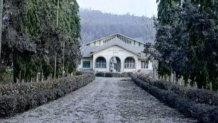 Sekolah SMA Seminari San Dominggo Hokeng yang ditinggalkan karena bencana erupsi sejak 3 November 2024. (IST)