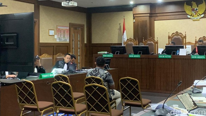 Sekuriti Pengadilan Negeri (PN) Surabaya, Sepyoni Nur Khalida jadi saksi sidang (Mulia/detikcom)