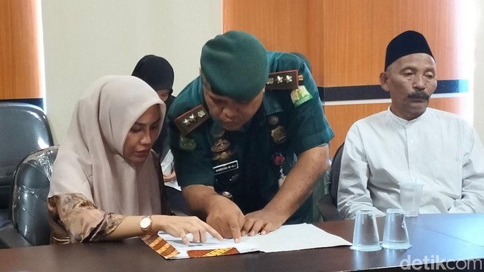 Selebgram Mira Ulfa saat diperiksa Polisi Syariah Aceh (Agus Setyadi/detikcom)