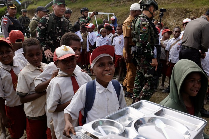 Seorang murid menyantap makanannya pada program makan bergizi gratis di SD Bilogae, Distrik Sugapa, Kabupaten Intan Jaya, Papua Tengah, Senin (20/1/2025). Sebanyak 337 penerima manfaat termasuk ibu hamil, menikmati sajian yang terdiri dari nasi putih, ayam goreng, nugget, kacang panjang, toge, tempe, buah jeruk, dan susu UHT pada pelaksanaan Program Makan Bergizi Gratis (MBG) perdana yang digelar Satgas Yonif 509 Kostrad di daerah tersebut.
