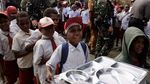 Senangnya Siswa SD di Papua Tengah Dapat Makan Gratis Perdana
