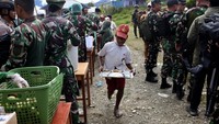 Program makan bergizi gratis (MBG) perdana di Papua Tengah ini digelar Satgas Yonif 509 Kostrad.  