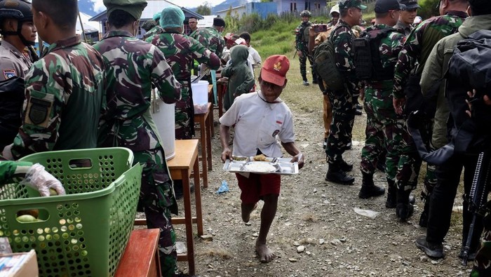 Senangnya Siswa SD di Papua Tengah Dapat Makan Gratis Perdana Seorang murid menyantap makanannya pada program makan bergizi gratis di SD Bilogae, Distrik Sugapa, Kabupaten Intan Jaya, Papua Tengah, Senin (20/1/2025). Sebanyak 337 penerima manfaat termasuk ibu hamil, menikmati sajian yang terdiri dari nasi putih, ayam goreng, nugget, kacang panjang, toge, tempe, buah jeruk, dan susu UHT pada pelaksanaan Program Makan Bergizi Gratis (MBG) perdana yang digelar Satgas Yonif 509 Kostrad di daerah tersebut.