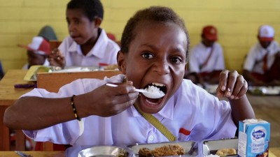 Senangnya Siswa SD di Papua Tengah Dapat Makan Gratis Perdana