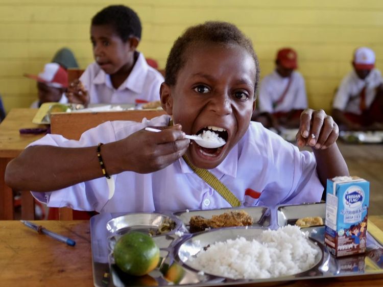 Senangnya Siswa SD di Papua Tengah Dapat Makan Gratis Perdana