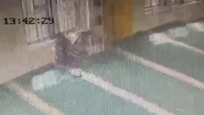 Seorang anak di bawah umur diduga mencuri kotak amal musala di Palembang, Sumsel.