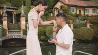 Sebelum pertemuan bersama orang tua itu, Alyssa memang sudah dilamar oleh kekasihnya di Lake Como, Italia. Momen tersebut pun dibagikan lewat unggahan foto Instagram pribadinya.  Foto: Instagram @alyssadaguise