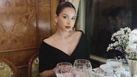 Alyssa juga menghadiri welcoming dinner dari DIOR. Sejumlah hidangan mewah telah disiapkan, mulai dari Shrimp & Clams Miso Bisque hingga Tropical Panache sebagai dessert. Foto: Instagram @alyssadaguise