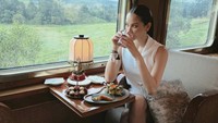 Dalam rangka mengikuti event dari DIOR, wanita dengan gelar Bisnis Fesyen ini menikmati jamuan minuman dan makanan yang sudah disiapkan. Ia pun menikmatinya dalam perjalanannya dengan Oriental Express. Foto: Instagram @alyssadaguise