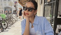 Masih di Paris, tunangan Al Ghazali ini menikmati aneka makanan lezat di sebuah restoran. Mulai dari bruchetta hingga hidangan yang mirip seperti salami atau smoked beef segar dengan sayuran.  Foto: Instagram @alyssadaguise
