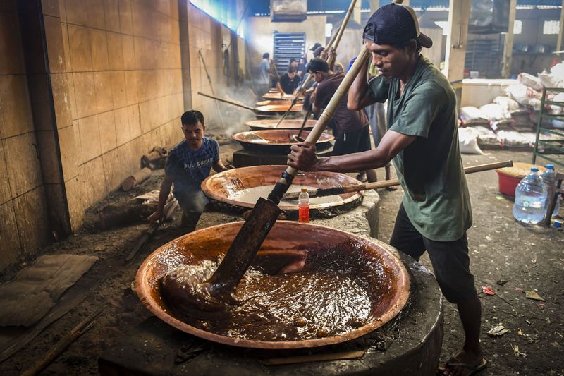 Pekerja mengaduk adonan dodol di sentra pembuatan kue Nyonya Lauw, Kota Tangerang, Banten, Selasa (21/1/2025). Jelang Hari Raya Imlek, permintaan dodol dan kue keranjang di tempat tersebut meningkat hingga dua kali lipat dan dijual kisaran harga Rp20 ribu hingga Rp50 ribu per kilogram. ANTARA FOTO/Galih Pradipta/foc.