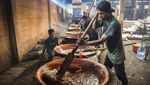 Sibuknya Perajin Kue Keranjang dan Dodol di Tangerang Jelang Imlek
