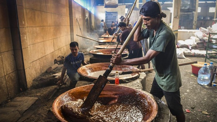 Sibuknya Perajin Kue Keranjang dan Dodol di Tangerang Jelang Imlek Pekerja mengaduk adonan dodol di sentra pembuatan kue Nyonya Lauw, Kota Tangerang, Banten, Selasa (21/1/2025). Jelang Hari Raya Imlek, permintaan dodol dan kue keranjang di tempat tersebut meningkat hingga dua kali lipat dan dijual kisaran harga Rp20 ribu hingga Rp50 ribu per kilogram. ANTARA FOTO/Galih Pradipta/foc.
