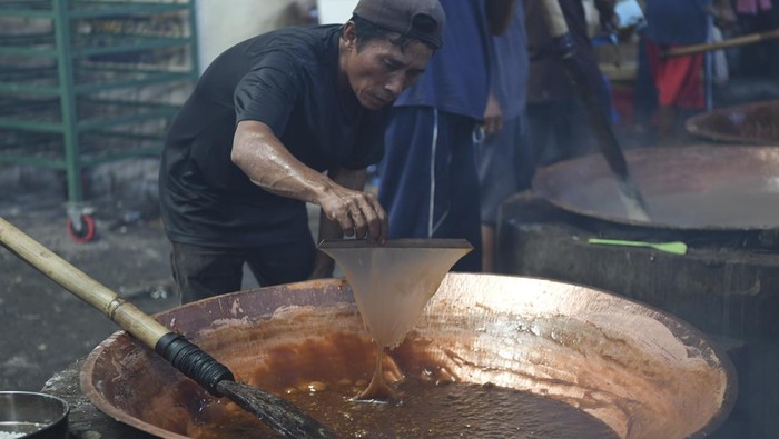Sibuknya Perajin Kue Keranjang dan Dodol di Tangerang Jelang Imlek Pekerja mengaduk adonan dodol di sentra pembuatan kue Nyonya Lauw, Kota Tangerang, Banten, Selasa (21/1/2025). Jelang Hari Raya Imlek, permintaan dodol dan kue keranjang di tempat tersebut meningkat hingga dua kali lipat dan dijual kisaran harga Rp20 ribu hingga Rp50 ribu per kilogram. ANTARA FOTO/Galih Pradipta/foc.
