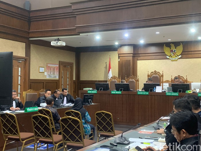 Sidang kasus suap hakim Ronald Tannur, menghadirkan saksi Panitera Muda Pidana Pengadilan Negeri Surabaya (PN Surabaya), Uji Astuti. (Mulia Budi/detikcom)