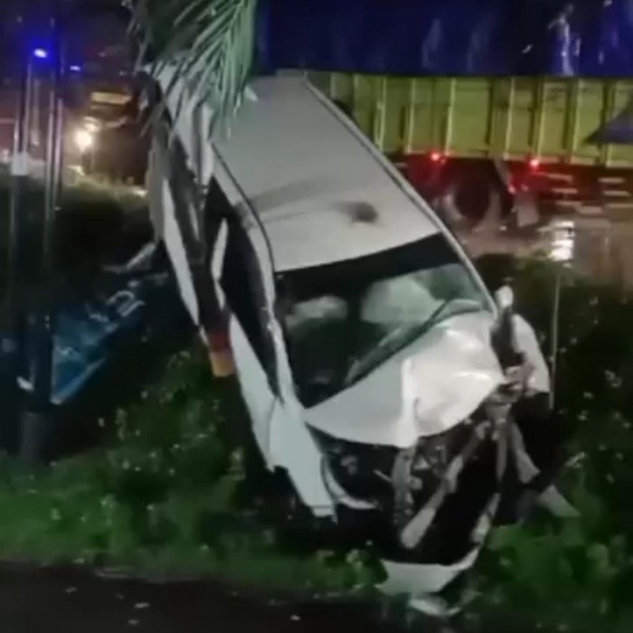 Sigra tertabrak kereta di Pasuruan