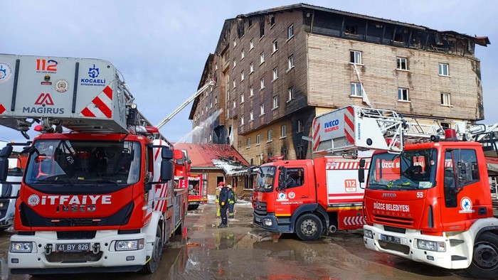 Sisa-sisa Kebakaran di Hotel Resor Ski Turki, 10 Orang Tewas Firefighters work to extinguish a fire at a hotel in the ski resort of Kartalkaya in Bolu province, Turkey, January 21, 2025. REUTERS/Mert Ozkan
