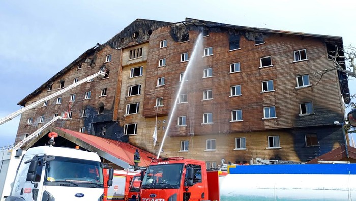 Sisa-sisa Kebakaran di Hotel Resor Ski Turki, 10 Orang Tewas Firefighters work to extinguish a fire at a hotel in the ski resort of Kartalkaya in Bolu province, Turkey, January 21, 2025. REUTERS/Mert Ozkan