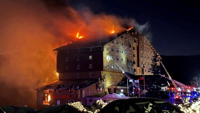 Sisa-sisa Kebakaran di Hotel Resor Ski Turki, 10 Orang Tewas Firefighters work to extinguish a fire at a hotel in the ski resort of Kartalkaya in Bolu province, Turkey, January 21, 2025. Ihlas News Agency (IHA) via REUTERS ATTENTION EDITORS - THIS PICTURE WAS PROVIDED BY A THIRD PARTY. NO RESALES. NO ARCHIVES. TURKEY OUT. NO COMMERCIAL OR EDITORIAL SALES IN TURKEY. TPX IMAGES OF THE DAY