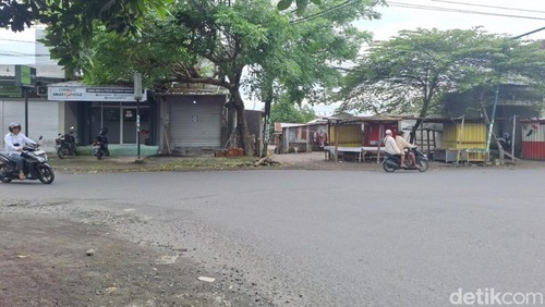 Suasana di Jalan Nuraksa, Kota Mataram, Selasa (21/1/2025). Jalan ini akan dibebaskan oleh Pemerintah Kota (Pemkot) dengan anggaran Rp 2,5 miliar. (Foto: Nathea Citra/detikBali)