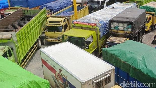 Suasana kepadatan antrean truk mengangkut bahan logistik di Pelabuhan Bakauheni Lampung Selatan. (detikcom/Tommy Saputra)