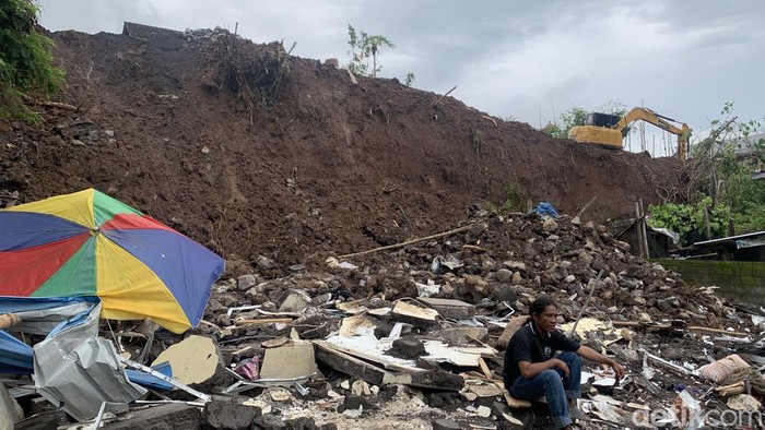 Sulaiman, korban selamat dari tanah longsor di kos-kosan Jalan Ken Deses, Ubung, Denpasar, Selasa (21/1/2025). (Rizky Setyo)
