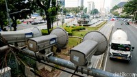 Untuk diketahui, dalam surat konfirmasi tilang itu akan disertai dengan foto, lokasi kejadian, waktu kejadian, serta nomor referensi. Pemilik kendaraan juga diminta untuk melakukan konfirmasi di situs resmi yaitu https://etle-korlantas.info/id/.  