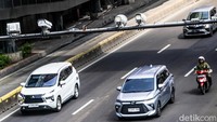 Pengendara melintas di kawasan tilang elektronik Jakarta, Selasa (21/1/2025). Sistem tilang buat para pelanggar lalu lintas kini makin canggih. Surat konfirmasi tilang akan dikirim melalui aplikasi pesan singkat WhatsApp oleh Ditlantas Polda Metro Jaya.   