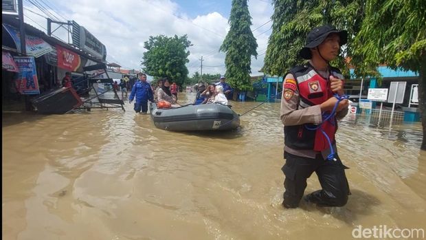 Tanggul Sungai Bodri di Dusun Babadan, Desa Kebonharjo,  Kecamatan Patebon, Kendal jebol dan picu banjir di 3 kecamatan, Selasa (21/01/2025).