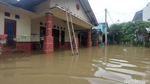 Tanggul Sungai Bodri di Dusun Babadan, Desa Kebonharjo,  Kecamatan Patebon, Kendal jebol dan picu banjir di 3 kecamatan, Selasa (21/01/2025).