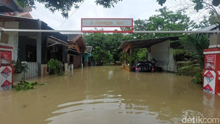Tanggul Sungai Bodri di Dusun Babadan, Desa Kebonharjo,  Kecamatan Patebon, Kendal jebol dan picu banjir di 3 kecamatan, Selasa (21/01/2025).