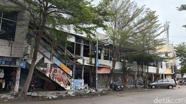 Tarli di depan becaknya dan kondisi Plaza Panjunan yang sepi dan terbengkalai