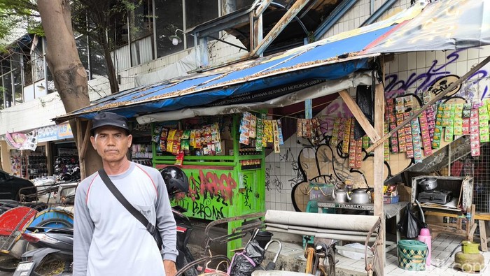 Tarli di depan becaknya dan kondisi Plaza Panjunan yang sepi dan terbengkalai