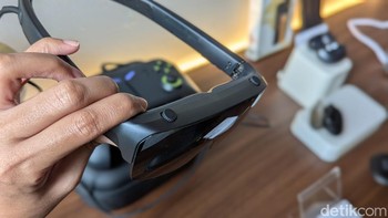 Layar ini bisa disesuaikan untuk pengguna yang mengenakan kacamata menggunakan dua tombol yang ada di bagian atas kacamata. Foto: Virgina Maulita Putri/detikINET