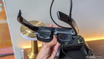 Sementara itu headset-nya dilengkapi dengan dua panel micro OLED berukuran 0,71 inch yang memiliki resolusi 1920 x 1080 dan menawarkan pengalaman setara layar berukuran 215 inch. Foto: Virgina Maulita Putri/detikINET