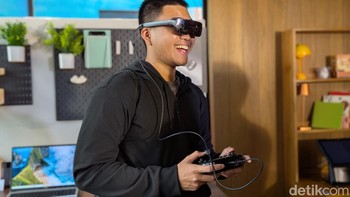 Kontroler itu kemudian dihubungkan dengan headset augmented reality (AR) menggunakan kabel USB-C. Foto: Virgina Maulita Putri/detikINET