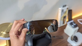 Saat ini Tecno Pocket Go sudah dijual secara global dengan harga mulai dari USD 1.699 untuk satu paket kontroler dan kacamatanya. Sayangnya perwakilan Tecno belum mengungkap apakah perangkat ini akan diluncurkan di Indonesia atau tidak. Foto: Virgina Maulita Putri/detikINET