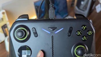 Di bagian tengah juga terdapat sejumlah tombol seperti tombol power, tombol untuk mengganti input, tombol menu, dan lain-lain. Foto: Virgina Maulita Putri/detikINET