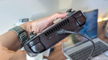 Sementara bagian atasnya diisi dua port USB-C dan headphone jack 3,5mm. Port USB-C ini bisa dipakai untuk menghubungkan kontroler dengan kacamata AR atau perangkat lainnya seperti laptop, monitor, dan lain-lain. Foto: Virgina Maulita Putri/detikINET