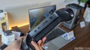 Di bagian bawah kontroler terdapat slot microSD dan saluran pembuangan panas. Foto: Virgina Maulita Putri/detikINET