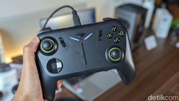 Bentuk kontrolernya mirip seperti perangkat serupa, dengan tombol D-pad, dua joystick, tombol ABXY, dan empat shoulder button. Foto: Virgina Maulita Putri/detikINET