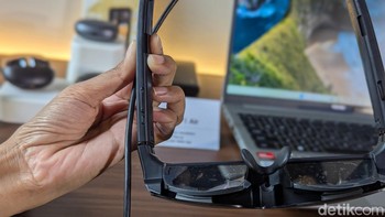 Di bagian bawah kacamata terdapat tombol untuk mengatur volume. Foto: Virgina Maulita Putri/detikINET