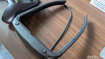 Di bagian atas tangkai kacamata disematkan dua speaker kecil untuk mengantarkan suara langsung ke telinga. Foto: Virgina Maulita Putri/detikINET