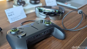 Konsol ini ditenagai prosesor AMD Ryzen 7 8840HS dengan GPU Radeon 780M. Performanya disokong RAM LPDDR5 16GB dan SSD hingga 1TB plus slot microSD. Foto: Virgina Maulita Putri/detikINET