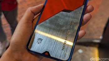 Bagian belakangnya juga dihiasi logo Transformers dan Autobot. Foto: Virgina Maulita Putri/detikINET