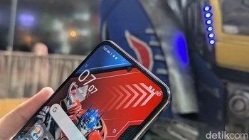 Di bagian atas layar terdapat punch-hole tempat kamera depan 13 MP. Foto: Virgina Maulita Putri/detikINET