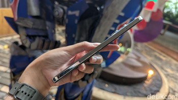 Di sisi kiri ponsel terdapat slot kartu SIM dan di bawahnya terdapat logo Hasbro, pemilik merek Transformers. Foto: Virgina Maulita Putri/detikINET