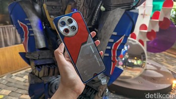 Ini Tecno Spark 30 Pro varian Optimus Prime. Sesuai namanya, varian ini memiliki eksterior yang didominasi warna biru, merah, dan perak ala Optimus Prime. Foto: Virgina Maulita Putri/detikINET