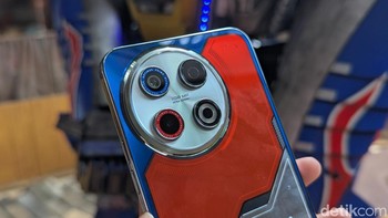 Tulisan Optimus Prime juga mengelilingi dua kamera belakang Tecno Spark 30 Pro. Ponsel ini dibekali kamera utama 108 MP. Foto: Virgina Maulita Putri/detikINET